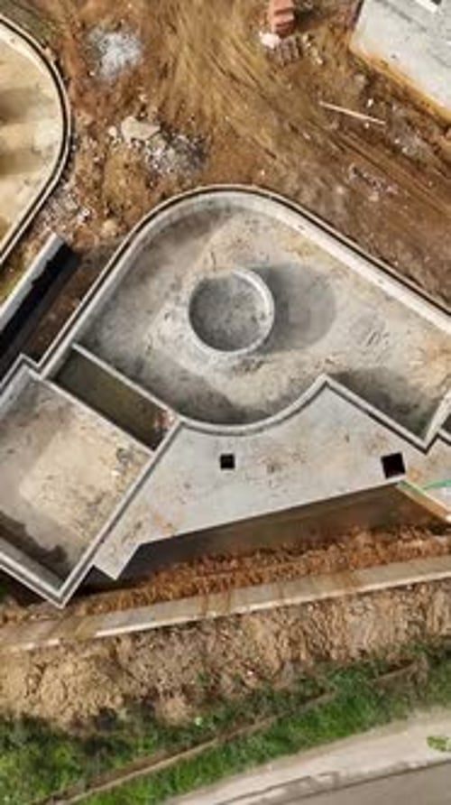 Vídeo vertical: construcción de viviendas vibrantes con colores Dramático y una rica infraestructura