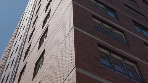 Moderne Backstein-Wohnhausfassade mit Flachwinkelperspektive