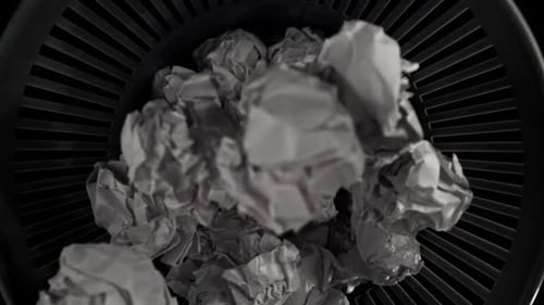 Zerknittertes Papier fällt in den Mülleimer, gefilmt mit einer Hochgeschwindigkeitskamera mit 1000 Bildern pro Sekunde