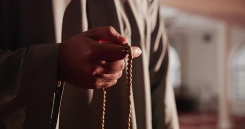 Hände, Perlen und muslimische Person beim Gebet in der Moschee mit Tasbih für Religion, Gottesdienst oder Lobpreis