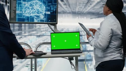 Greenscreen-Mockup-Laptop mit KI und Geschäftsleuten in der PCB Factory