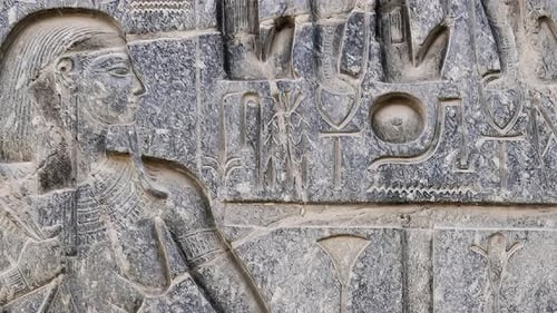 Nahaufnahme altägyptischer Hieroglyphen und Basreliefs im Luxor-Tempel