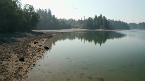 Ruhiges, friedliches Wasser des Penrose State Park in Washington — Luftbild