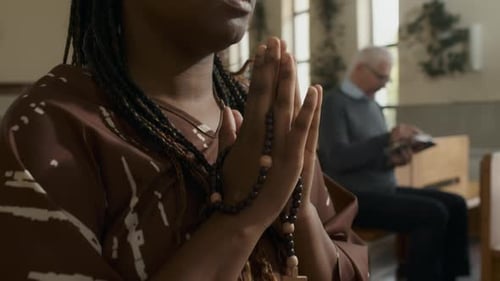 Jeune femme noire priant dans l'église