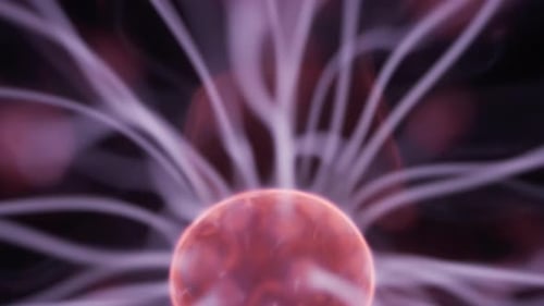Nahaufnahme des Zentrums der elektrischen Plasmakugel. Zeitlupe