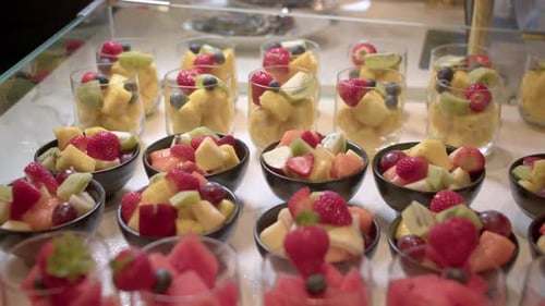 Obst als Nachtisch im Selbstbedienungsrestaurant