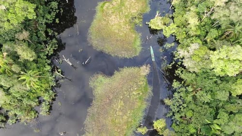 Die Mitte des Dschungels Cenital Drohnenaufnahme des Amazonas in Brasilien mit einem Boot