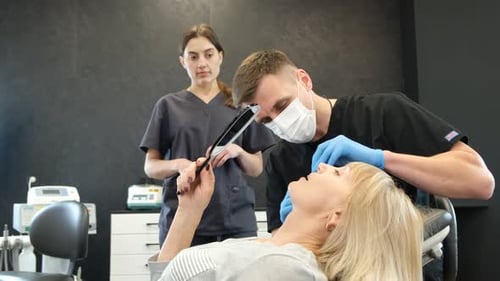 Der Zahnarzt untersucht die Zähne mit sterilen zahnärztlichen Instrumenten