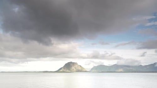 Wolken bewegen sich über dem Meer, Lofoten, Norwegen. Zeitraffer.