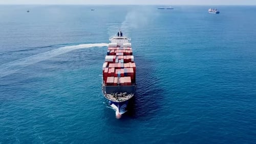 Buque portacontenedores cargado de gran tamaño navega lentamente