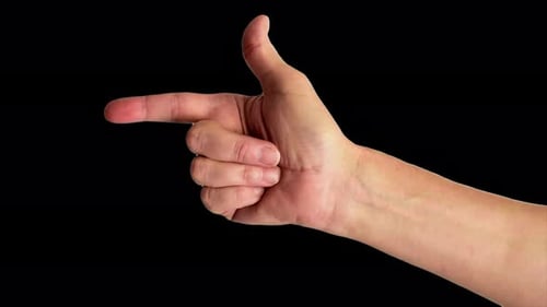 Primer plano de una mano masculina apuntando a la izquierda, sobre un fondo negro liso