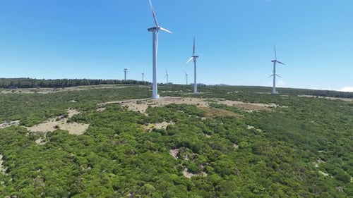 Luftaufnahme von Windturbinen auf einem Hügel, Portugal.