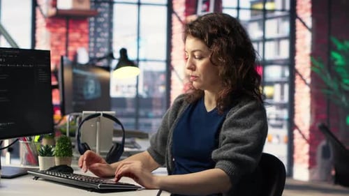 Una técnica de TI utiliza el lenguaje de codificación en la computadora en la Agencia