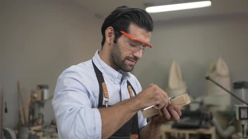 Carpenter arbeitet in der Werkstatt.