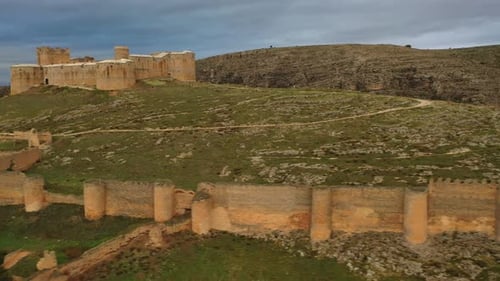 Luftaufnahme der Mauer des Schlosses Berlanga de Duero.