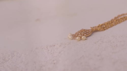 Goldschmuck, den die Braut bei einer indischen Hochzeit tragen kann
