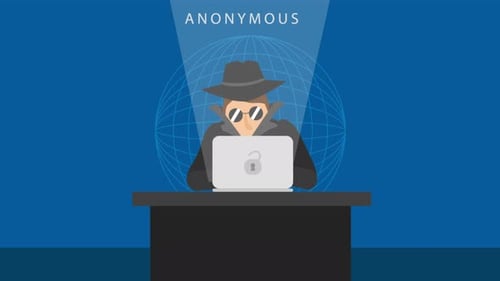 Hacker con computadora portátil robando contraseñas y robando datos confidenciales 4K