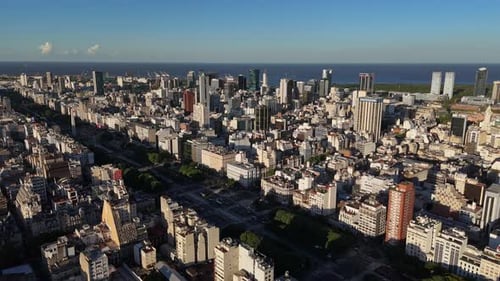 From Above Buenos Aires präsentiert eine faszinierende Mischung aus historischer und moderner Architektur und unterstreicht