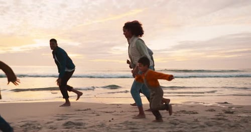 Puesta de sol, playa y familia numerosa corriendo de vacaciones o vacaciones al aire libre juntos creando lazos