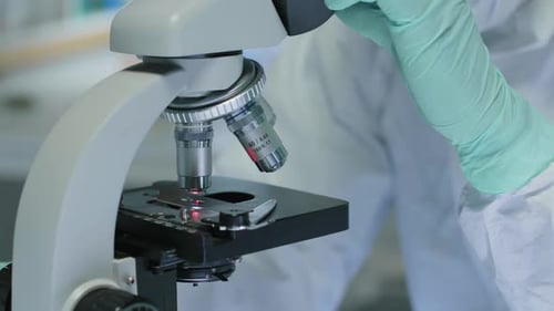 Unbekannter Wissenschaftler verwendet Mikroskop im Labor