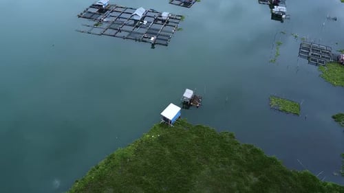 Vue aérienne de la côte du lac Laut Tawar Takengon, Indonésie