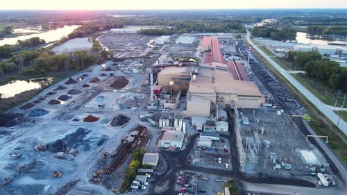 Große Industrieanlage mit Rohstoffvorräten im Luftbild
