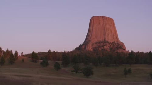 Devils Tower Wyoming: Die majestätische Felsformation schimmert unter einem Sommerhimmel