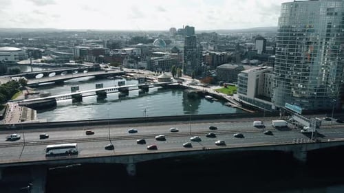 Belfast, Nordirland - 4K-Luftaufnahmen. Urban City-Drohnen fliegen über die Autobahn. Brücke über Wasser