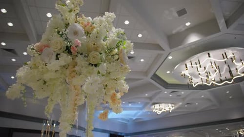 Element der weißen Farbe, Innenausstattung eines Hochzeitssaals, Kameraaufnahme