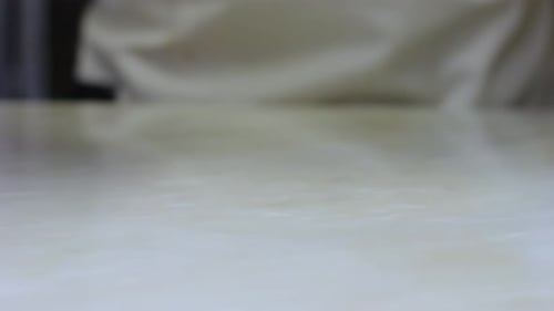 Schokolade fließt auf den Tisch.