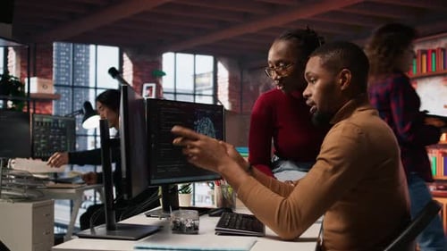 Colaboran miembros del personal de la Agencia de Desarrollo de Software de IA