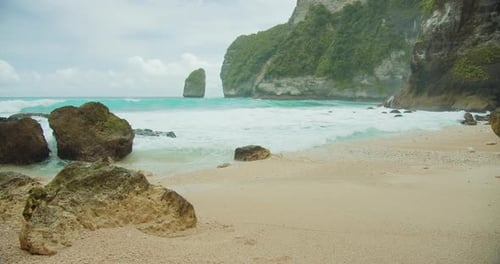 Olas del océano en una playa prístina de arena blanca