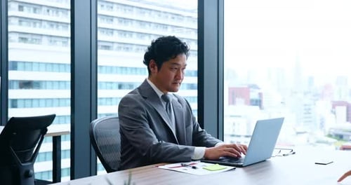 Empresário japonês, laptop e digitação para e-mail. comunicação ou relatório como contador na empresa