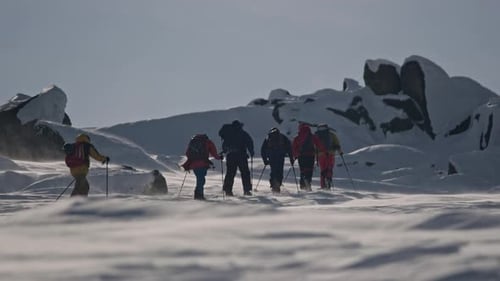 Winterexpedition Bergsteiger überqueren den verschneiten Gebirgspass