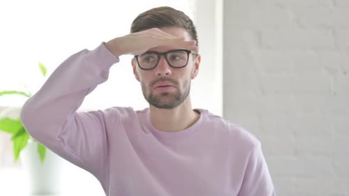 Portrait d'un jeune homme regardant autour de lui