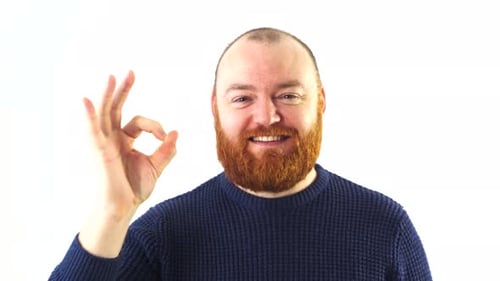 Mann zeigt Ok-Zeichen mit Finger