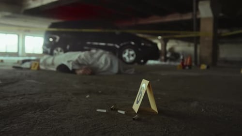 Escena de asesinato en un estacionamiento urbano deteriorado
