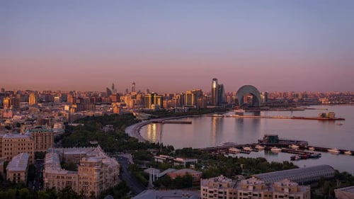 Sonnenuntergang an der Skyline von Baku
