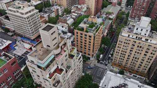 Eine Luftaufnahme einer Stadt mit vielen hohen Gebäuden