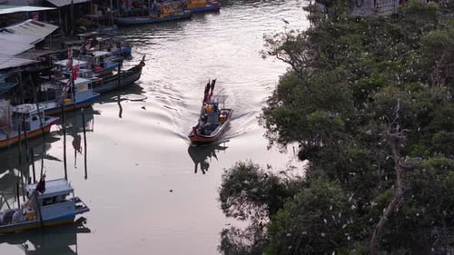 Bateau de pêche au coucher du soleil revenant par l'estuaire de Tanjung Piandang, Malaisie