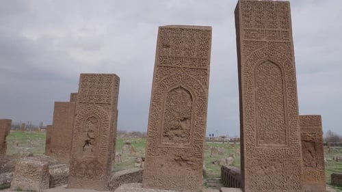 Le cimetière seldjoukide d'Ahlat appartient à la période médiévale.