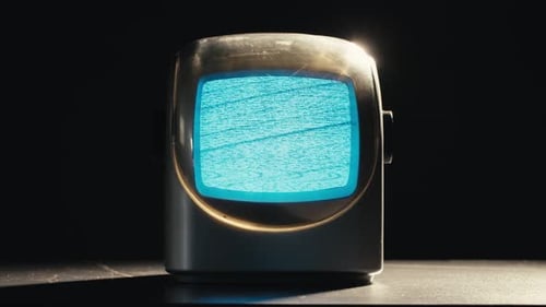 Retro-TV Vintage-Fernseher In einer nostalgischen Einrichtung zeigt ein Retro-Fernseher Getreide auf dem Bildschirm Gruseliges Halloween