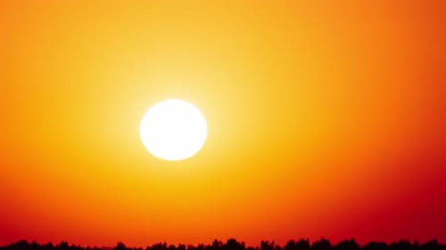 Zeitraffer Fantastischer Sonnenuntergang, der sich im klaren orangefarbenen Himmel bewegt