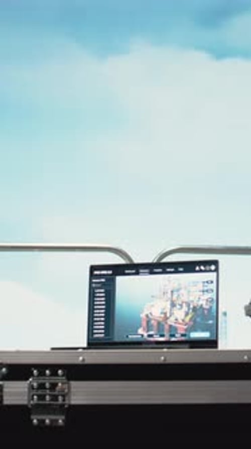 Vertikaler Videolaptop auf Offshore-Plattform mit vorausschauender Software zur Analyse des Anlagenbetriebs