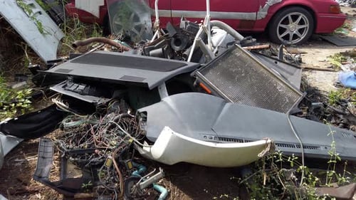 Piezas de repuesto de transporte estrelladas en el depósito de chatarra - Medium Shot