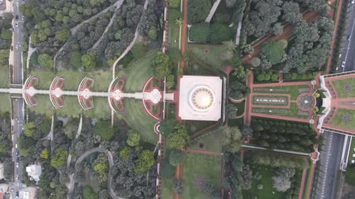 Photographie aérienne du lieu saint de la ville sur un sol verdoyant, Jardins Baha'is - Haïfa