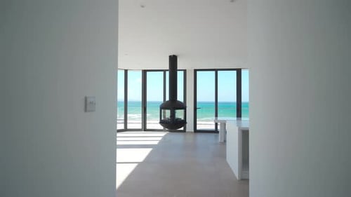 Un recorrido moderno por el ático revela un espacio habitable de lujo con vista al mar con grandes ventanales, diseño minimalista para