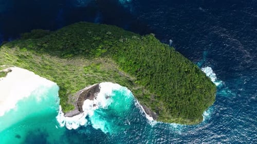 Ikonischer Strand und Klippe von Kelingking, umgeben von blauem Meer, Luftaufnahme von oben nach unten