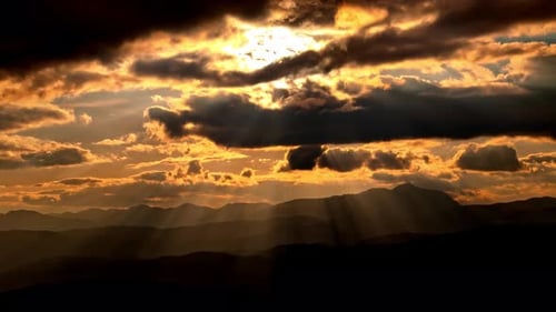 Blick auf den Goldenen Sonnenuntergang auf die Berge