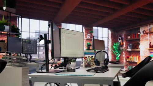 Leerer Arbeitsbereich der AI Tech Agentur, der kundenspezifische Softwareentwicklungsdienste anbietet